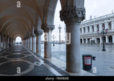 Arcades du palais des Doges, Venise, Italie Banque D'Images