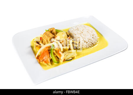 La nourriture chinoise sur une plaque blanche. Porc frit avec du riz, légumes et sauce coco. Arrière-plan blanc isolé Banque D'Images