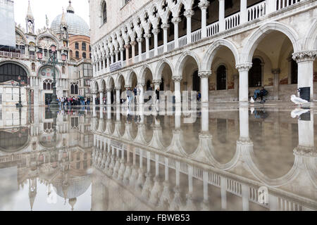 Inondation, Piazzetta et le palais des Doges, Venise, Italie Banque D'Images