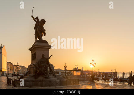 Riva degli Schiavoni et statue équestre de Vittorio Emanuele II, Venise, Italie Banque D'Images