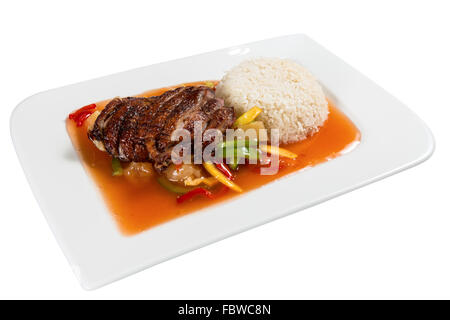 La nourriture chinoise sur une assiette. Canard rôti avec du riz aux légumes et sauce. Arrière-plan blanc isolé. Banque D'Images