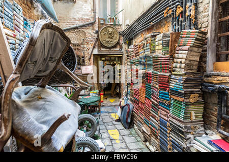 Libreria Acqua Alta, librairie à Venise, Italie Banque D'Images