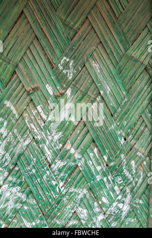 Texture et motif de l'arrière-plan de ratten de bambou. Clôture verte avec peinture blanche. Mon, Nagaland, Inde. Banque D'Images