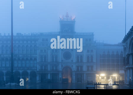 La Place Saint Marc et la tour de l'horloge, Venise, Italie Banque D'Images