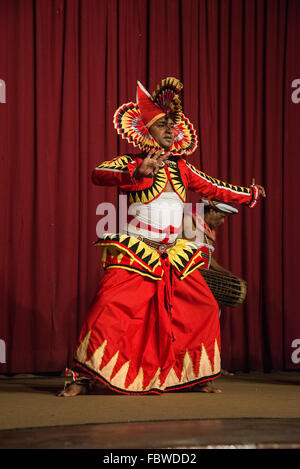 Le thème danse dans le cadre de la danse Kandyan, sur scène dans un YMBA (salle de l'Association bouddhiste des jeunes hommes) à Kandy, Sri Lanka Banque D'Images