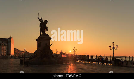 Riva degli Schiavoni et statue équestre de Vittorio Emanuele II, Venise, Italie Banque D'Images