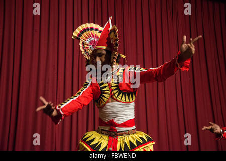 Le thème danse dans le cadre de la danse Kandyan, sur scène dans un YMBA (salle de l'Association bouddhiste des jeunes hommes) à Kandy, Sri Lanka Banque D'Images