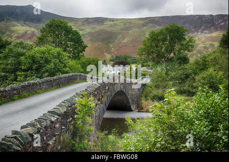 Pont sur la petite rivière à Grange dans Lake District Banque D'Images