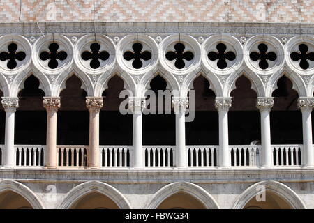 Arches de Palais des Doges à Venise, Italie Banque D'Images