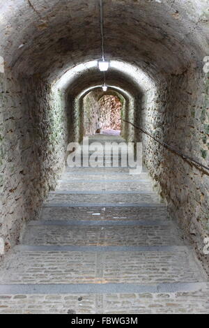 Tunnel pour piétons avec main courante Banque D'Images