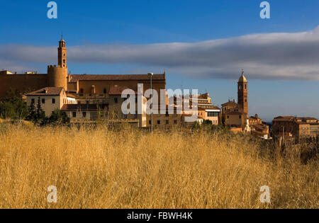 Province de Saragosse, Aragon, Espagne : Tarazona. À gauche les murs de la ville et le couvent de Concepción. Sur la droite l'église être Banque D'Images