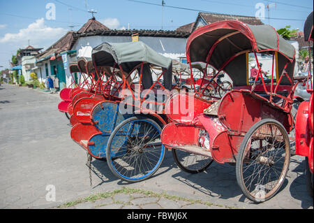 Trishaws dans la rue de Palembang, Indonésie Banque D'Images