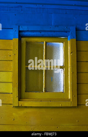 Vieux mur bleu dans la fenêtre jaune Banque D'Images