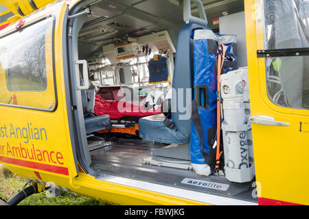 Les équipements intérieurs de l'East Anglian Air Ambulance hélicoptère, Suffolk UK Banque D'Images