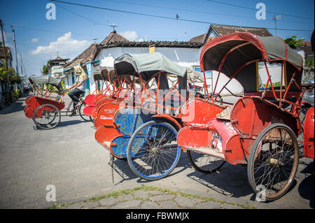 Trishaws dans la rue de Palembang, Indonésie Banque D'Images