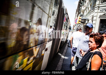 Les personnes en attente de l'autobus, Barcelone Banque D'Images