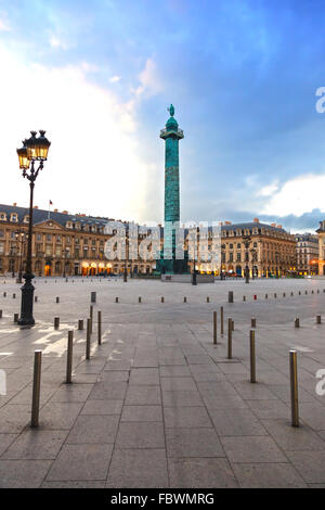 Paris, place Vendôme monument, Place Vendôme en français, sur le coucher du soleil la lumière. La France, l'Europe. Banque D'Images