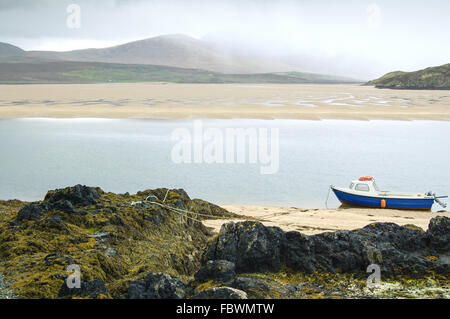 Vieux Bateau à Kyle of Durness Balnakeil bay beach. Sutherland, du paysage des Highlands d'Écosse, au Royaume-Uni, en Europe. Ferry à Cape Wrath. Banque D'Images