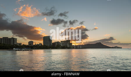 Le lever du soleil sur le volcan Diamond Head de Waikiki, Hawaii Banque D'Images