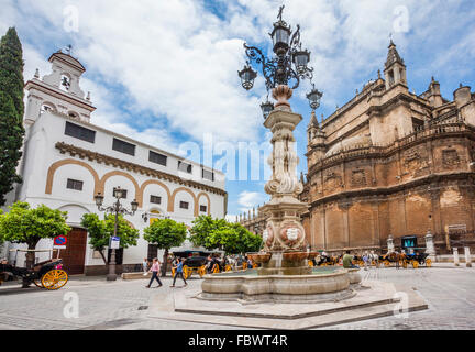 Espagne, Andalousie, province de Séville, Séville, Plaza Virgen de los Reyes fontaine sur la toile de la Cathédrale de Séville Banque D'Images