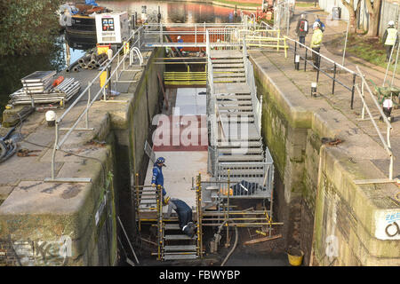 Regents Canal, Londres, Royaume-Uni. 19 janvier 2016. Kentish Town d'écluses sont remplacés Crédit : Matthieu Chattle/Alamy Live News Banque D'Images