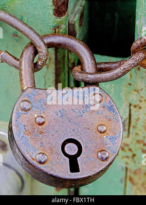 Ancien cadenas rouillés et sur une chaîne Banque D'Images