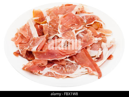 Tranches minces de jambon sec sur plaque blanche isolé sur fond blanc Banque D'Images