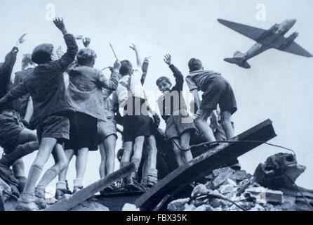Image historique du pont aérien de Berlin, qui fait partie d'une grande piscine afficher près de Checkpoint Charlie à Berlin, Allemagne Banque D'Images