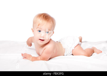 Mignon bébé allongé sur le ventre Banque D'Images