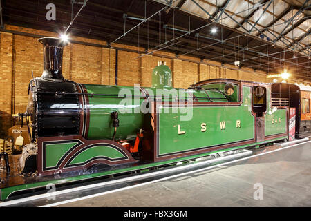 Locomotives historiques dont les deux moteurs diesel et à vapeur. Aussi des artefacts de leur époque respective. Banque D'Images