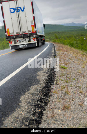 La conduite de camions le long d'une route à distance en Norvège Banque D'Images