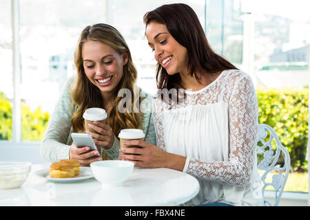 Deux filles utilisent un téléphone Banque D'Images