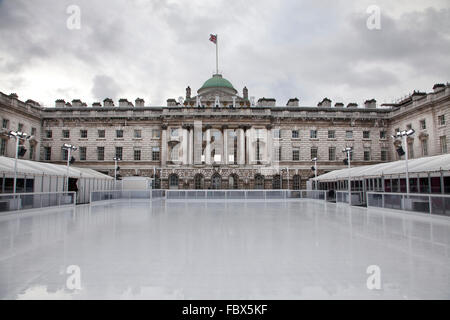 Somerset House, Patinoire patinoire d'hiver annuel sur la cour de Somerset House, Londres, Angleterre, Royaume-Uni Banque D'Images
