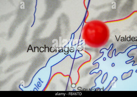 Close-up d'une punaise rouge dans une carte d'Anchorage, Alaska, USA. Banque D'Images