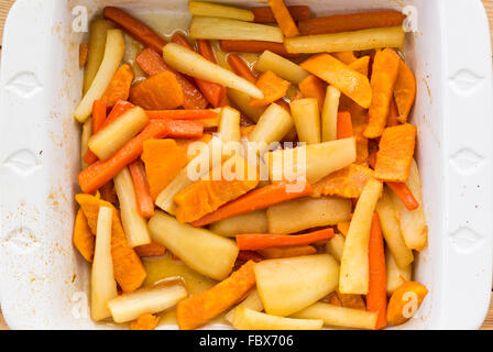 Carottes, panais et pommes de terre en sauce au cidre doux Banque D'Images