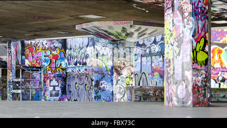 Graffitis au skate park South Bank de Londres Banque D'Images