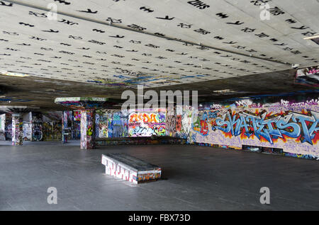 Graffitis au skate park South Bank de Londres Banque D'Images