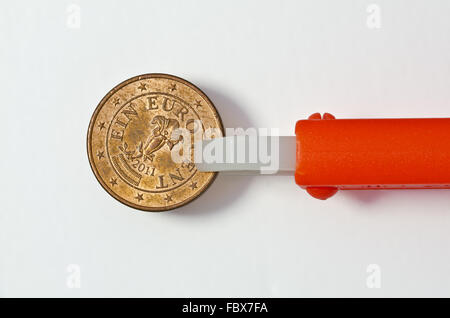 Forceps tique holding autrichienne 100 coin Banque D'Images