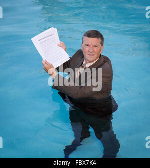 Senior man holding document prêt hypothécaire dans l'eau Banque D'Images