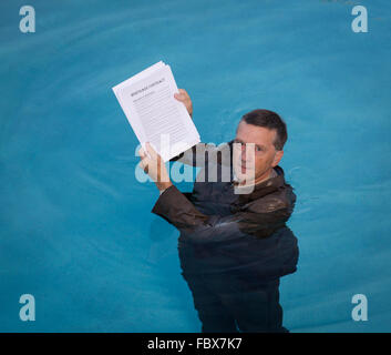 Senior man holding document prêt hypothécaire dans l'eau Banque D'Images