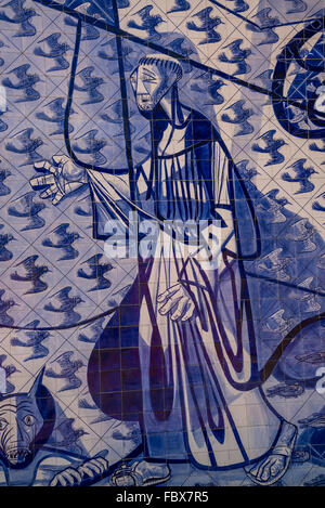 Eglise de Saint François d'Assise, conçu par Oscar Niemeyer, carreaux de mosaïque sur l'arrière de l'église avec des scènes de Saint François Banque D'Images