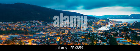 Vue Aérienne Vue panoramique de la ville et du port de Bergen, Norvège mountain top Banque D'Images