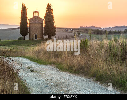 Attraction médiévale, au milieu de la Toscane en Italie champs Banque D'Images