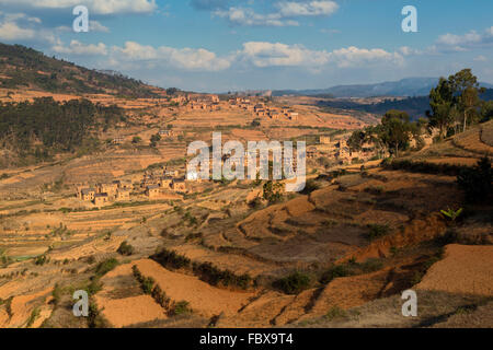 Paysage et rizières entre Ambositra et Ranomafana, Route Nationale 7, à Madagascar Banque D'Images