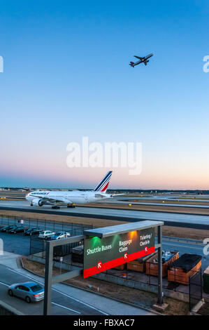 AirFrance jetliner taxiing au coucher du soleil sur une piste à l'Aéroport International d'Atlanta, l'aéroport le plus achalandé au monde. (USA) Banque D'Images