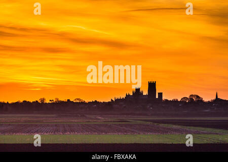 Cathédrale d'Ely au lever du soleil dans le Cambridgeshire Fens. Banque D'Images