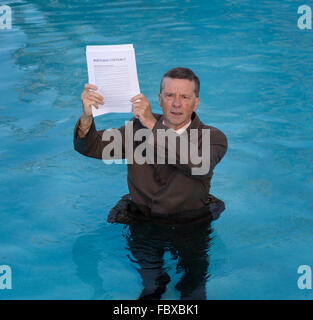 Senior man holding document prêt hypothécaire dans l'eau Banque D'Images