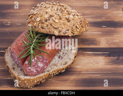 Sandwich sur plaque de bois Banque D'Images