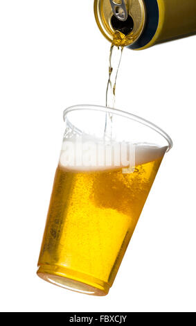 Golden lager ou la bière en gobelet plastique jetable Banque D'Images