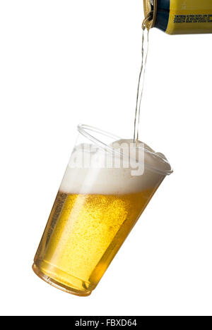 Golden lager ou la bière en gobelet plastique jetable Banque D'Images